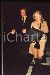 Simon LE BON - DURAN DURAN singer - 1985 ca *35 mm vintage slide (5) Diapositiva d'epoca, in formato 35 mm.Per i diritti rivolgersi a ICharta.E' severamente vietata la riproduzione. Tutti i diritti sono riservati.ICharta mette in vendita, sul negozio eBay e in esclusiva sul sito "icharta" il proprio archivio composto da numerose diapositive e negativi fotografici d'epoca, tutti originali e autentici, che attraversano la storia del costume tra la fine degli anni Sessanta e Novanta.Si tratta di uno sguardo inedito sull'attualità, la politica, la vita quotidiana, il gossip e la cultura, che fotografa il cambiamento della nazione in quest'ultimo scorcio del XX secolo. Un'occasione unica per il mercato del collezionismo, che vede finalmente disponibile un archivio eccezionale per vastità, tematiche e condizioni, in un settore (il negativo fotografico e la diapositiva) di assoluta novità e dalle interessanti prospettive di investimento.  GOOD/buono   originale e autentica 1