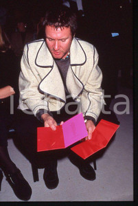 Simon LE BON - DURAN DURAN singer - 1985 ca *35 mm vintage slide 2 Diapositiva d'epoca, in formato 35 mm.Per i diritti rivolgersi a ICharta.E' severamente vietata la riproduzione. Tutti i diritti sono riservati.ICharta mette in vendita, sul negozio eBay e in esclusiva sul sito "icharta" il proprio archivio composto da numerose diapositive e negativi fotografici d'epoca, tutti originali e autentici, che attraversano la storia del costume tra la fine degli anni Sessanta e Novanta.Si tratta di uno sguardo inedito sull'attualità, la politica, la vita quotidiana, il gossip e la cultura, che fotografa il cambiamento della nazione in quest'ultimo scorcio del XX secolo. Un'occasione unica per il mercato del collezionismo, che vede finalmente disponibile un archivio eccezionale per vastità, tematiche e condizioni, in un settore (il negativo fotografico e la diapositiva) di assoluta novità e dalle interessanti prospettive di investimento.  GOOD/buono   originale e autentica 1