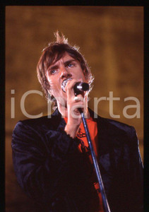 Simon LE BON - DURAN DURAN - ITALY FESTIVALBAR 1993 *35 mm vintage slide (8) Diapositiva d'epoca, in formato 35 mm.Per i diritti rivolgersi a ICharta.E' severamente vietata la riproduzione. Tutti i diritti sono riservati.ICharta mette in vendita, sul negozio eBay e in esclusiva sul sito "icharta" il proprio archivio composto da numerose diapositive e negativi fotografici d'epoca, tutti originali e autentici, che attraversano la storia del costume tra la fine degli anni Sessanta e Novanta.Si tratta di uno sguardo inedito sull'attualità, la politica, la vita quotidiana, il gossip e la cultura, che fotografa il cambiamento della nazione in quest'ultimo scorcio del XX secolo. Un'occasione unica per il mercato del collezionismo, che vede finalmente disponibile un archivio eccezionale per vastità, tematiche e condizioni, in un settore (il negativo fotografico e la diapositiva) di assoluta novità e dalle interessanti prospettive di investimento.  GOOD/buono   originale e autentica 1