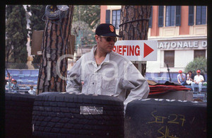 Simon LE BON - DURAN DURAN singer - GP MONACO 1995 ca *35 mm vintage slide (7) Diapositiva d'epoca, in formato 35 mm.Per i diritti rivolgersi a ICharta.E' severamente vietata la riproduzione. Tutti i diritti sono riservati.ICharta mette in vendita, sul negozio eBay e in esclusiva sul sito "icharta" il proprio archivio composto da numerose diapositive e negativi fotografici d'epoca, tutti originali e autentici, che attraversano la storia del costume tra la fine degli anni Sessanta e Novanta.Si tratta di uno sguardo inedito sull'attualità, la politica, la vita quotidiana, il gossip e la cultura, che fotografa il cambiamento della nazione in quest'ultimo scorcio del XX secolo. Un'occasione unica per il mercato del collezionismo, che vede finalmente disponibile un archivio eccezionale per vastità, tematiche e condizioni, in un settore (il negativo fotografico e la diapositiva) di assoluta novità e dalle interessanti prospettive di investimento.  GOOD/buono   originale e autentica 1