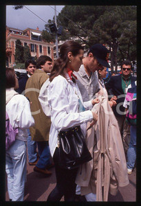 Simon LE BON (DURAN DURAN) Yasmin - GP MONACO 1995 ca *35 mm vintage slide (7) Diapositiva d'epoca, in formato 35 mm.Per i diritti rivolgersi a ICharta.E' severamente vietata la riproduzione. Tutti i diritti sono riservati.ICharta mette in vendita, sul negozio eBay e in esclusiva sul sito "icharta" il proprio archivio composto da numerose diapositive e negativi fotografici d'epoca, tutti originali e autentici, che attraversano la storia del costume tra la fine degli anni Sessanta e Novanta.Si tratta di uno sguardo inedito sull'attualità, la politica, la vita quotidiana, il gossip e la cultura, che fotografa il cambiamento della nazione in quest'ultimo scorcio del XX secolo. Un'occasione unica per il mercato del collezionismo, che vede finalmente disponibile un archivio eccezionale per vastità, tematiche e condizioni, in un settore (il negativo fotografico e la diapositiva) di assoluta novità e dalle interessanti prospettive di investimento.  GOOD/buono   originale e autentica 1