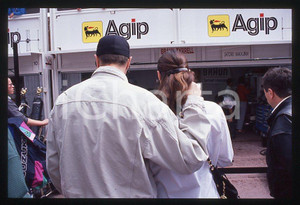 Simon LE BON (DURAN DURAN) Yasmin - GP MONACO 1995 ca *35 mm vintage slide (37) Diapositiva d'epoca, in formato 35 mm.Per i diritti rivolgersi a ICharta.E' severamente vietata la riproduzione. Tutti i diritti sono riservati.ICharta mette in vendita, sul negozio eBay e in esclusiva sul sito "icharta" il proprio archivio composto da numerose diapositive e negativi fotografici d'epoca, tutti originali e autentici, che attraversano la storia del costume tra la fine degli anni Sessanta e Novanta.Si tratta di uno sguardo inedito sull'attualità, la politica, la vita quotidiana, il gossip e la cultura, che fotografa il cambiamento della nazione in quest'ultimo scorcio del XX secolo. Un'occasione unica per il mercato del collezionismo, che vede finalmente disponibile un archivio eccezionale per vastità, tematiche e condizioni, in un settore (il negativo fotografico e la diapositiva) di assoluta novità e dalle interessanti prospettive di investimento.  GOOD/buono   originale e autentica 1