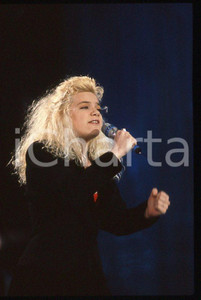 Nikka COSTA - Festival di SANREMO 1990 "All for the love" *35 mm vintage slide 1 Diapositiva d'epoca, in formato 35 mm.Per i diritti rivolgersi a ICharta.E' severamente vietata la riproduzione. Tutti i diritti sono riservati.ICharta mette in vendita, sul negozio eBay e in esclusiva sul sito "icharta" il proprio archivio composto da numerose diapositive e negativi fotografici d'epoca, tutti originali e autentici, che attraversano la storia del costume tra la fine degli anni Sessanta e Novanta.Si tratta di uno sguardo inedito sull'attualità, la politica, la vita quotidiana, il gossip e la cultura, che fotografa il cambiamento della nazione in quest'ultimo scorcio del XX secolo. Un'occasione unica per il mercato del collezionismo, che vede finalmente disponibile un archivio eccezionale per vastità, tematiche e condizioni, in un settore (il negativo fotografico e la diapositiva) di assoluta novità e dalle interessanti prospettive di investimento.  GOOD/buono   originale e autentica 1