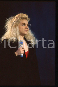 Nikka COSTA - Festival SANREMO 1990 "All for the love" *35 mm vintage slide 13 Diapositiva d'epoca, in formato 35 mm.Per i diritti rivolgersi a ICharta.E' severamente vietata la riproduzione. Tutti i diritti sono riservati.ICharta mette in vendita, sul negozio eBay e in esclusiva sul sito "icharta" il proprio archivio composto da numerose diapositive e negativi fotografici d'epoca, tutti originali e autentici, che attraversano la storia del costume tra la fine degli anni Sessanta e Novanta.Si tratta di uno sguardo inedito sull'attualità, la politica, la vita quotidiana, il gossip e la cultura, che fotografa il cambiamento della nazione in quest'ultimo scorcio del XX secolo. Un'occasione unica per il mercato del collezionismo, che vede finalmente disponibile un archivio eccezionale per vastità, tematiche e condizioni, in un settore (il negativo fotografico e la diapositiva) di assoluta novità e dalle interessanti prospettive di investimento.  GOOD/buono   originale e autentica 1