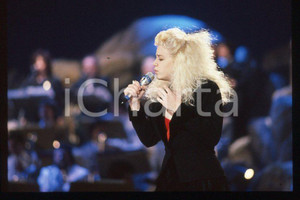 Nikka COSTA - Festival SANREMO 1990 "All for the love" *35 mm vintage slide 21 Diapositiva d'epoca, in formato 35 mm.Per i diritti rivolgersi a ICharta.E' severamente vietata la riproduzione. Tutti i diritti sono riservati.ICharta mette in vendita, sul negozio eBay e in esclusiva sul sito "icharta" il proprio archivio composto da numerose diapositive e negativi fotografici d'epoca, tutti originali e autentici, che attraversano la storia del costume tra la fine degli anni Sessanta e Novanta.Si tratta di uno sguardo inedito sull'attualità, la politica, la vita quotidiana, il gossip e la cultura, che fotografa il cambiamento della nazione in quest'ultimo scorcio del XX secolo. Un'occasione unica per il mercato del collezionismo, che vede finalmente disponibile un archivio eccezionale per vastità, tematiche e condizioni, in un settore (il negativo fotografico e la diapositiva) di assoluta novità e dalle interessanti prospettive di investimento.  GOOD/buono   originale e autentica 1