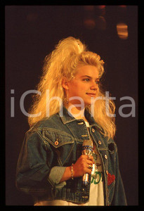 Nikka COSTA - Festival SANREMO 1990 "All for the love" *35 mm vintage slide 33 Diapositiva d'epoca, in formato 35 mm.Per i diritti rivolgersi a ICharta.E' severamente vietata la riproduzione. Tutti i diritti sono riservati.ICharta mette in vendita, sul negozio eBay e in esclusiva sul sito "icharta" il proprio archivio composto da numerose diapositive e negativi fotografici d'epoca, tutti originali e autentici, che attraversano la storia del costume tra la fine degli anni Sessanta e Novanta.Si tratta di uno sguardo inedito sull'attualità, la politica, la vita quotidiana, il gossip e la cultura, che fotografa il cambiamento della nazione in quest'ultimo scorcio del XX secolo. Un'occasione unica per il mercato del collezionismo, che vede finalmente disponibile un archivio eccezionale per vastità, tematiche e condizioni, in un settore (il negativo fotografico e la diapositiva) di assoluta novità e dalle interessanti prospettive di investimento.  GOOD/buono   originale e autentica 1