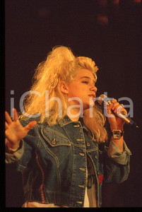 Nikka COSTA - Festival SANREMO 1990 "All for the love" *35 mm vintage slide 35 Diapositiva d'epoca, in formato 35 mm.Per i diritti rivolgersi a ICharta.E' severamente vietata la riproduzione. Tutti i diritti sono riservati.ICharta mette in vendita, sul negozio eBay e in esclusiva sul sito "icharta" il proprio archivio composto da numerose diapositive e negativi fotografici d'epoca, tutti originali e autentici, che attraversano la storia del costume tra la fine degli anni Sessanta e Novanta.Si tratta di uno sguardo inedito sull'attualità, la politica, la vita quotidiana, il gossip e la cultura, che fotografa il cambiamento della nazione in quest'ultimo scorcio del XX secolo. Un'occasione unica per il mercato del collezionismo, che vede finalmente disponibile un archivio eccezionale per vastità, tematiche e condizioni, in un settore (il negativo fotografico e la diapositiva) di assoluta novità e dalle interessanti prospettive di investimento.  GOOD/buono   originale e autentica 1