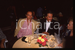 Alain DELON e Pippo BAUDO Giulietta MASINA CINEMA 1990 ca 35 mm vintage slide 5 Diapositiva originale, in formato 35 mm.Per i diritti rivolgersi a ICharta.E' severamente vietata la riproduzione. Tutti i diritti sono riservati.ICharta mette in vendita, sul negozio eBay e in esclusiva sul sito "icharta" il proprio archivio composto da numerose diapositive e negativi fotografici d'epoca, tutti originali e autentici, che attraversano la storia del costume tra la fine degli anni Sessanta e Novanta.Si tratta di uno sguardo inedito sull'attualità , la politica, la vita quotidiana, il gossip e la cultura, che fotografa il cambiamento della nazione in quest'ultimo scorcio del XX secolo.Un'occasione unica per il mercato del collezionismo, che vede finalmente disponibile un archivio eccezionale per vastità , tematiche e condizioni, in un settore (il negativo fotografico e la diapositiva) di assoluta novità e dalle interessanti prospettive di investimento. GOOD/buono   originale e autentica 1