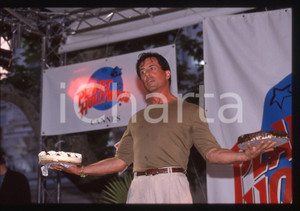 Sylvester STALLONE - PLANET HOLLYWOOD CANNES 1998 35 mm vintage slide Diapositiva d'epoca, in formato 35 mm.CONDIZIONI: GOODE' severamente vietata la riproduzione. Tutti i diritti sono riservati.Nella diapositiva ICharta mette in vendita, sul negozio eBay e in esclusiva sul sito "icharta" il proprio archivio composto da numerose diapositive e negativi fotografici d'epoca, tutti originali e autentici, che attraversano la storia del costume italiano tra gli la fine degli anni Sessanta e Novanta.Si tratta di uno sguardo inedito sull'attualit&agrave;, la politica, la vita quotidiana, il gossip e la cultura, che fotografa il cambiamento della nazione in quest'ultimo scorcio del XX secolo. Un'occasione unica per il mercato del collezionismo, che vede finalmente disponibile un archivio eccezionale per vastit&agrave;, tematiche e condizioni, in un settore (il negativo fotografico e la diapositiva) di assoluta novit&agrave; e dalle interessanti prospettive di investimento.  GOOD/buono   originale e autentica 1