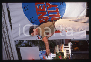 Sylvester STALLONE - PLANET HOLLYWOOD CANNES 1998 35 mm vintage slide 12 Diapositiva d'epoca, in formato 35 mm.CONDIZIONI: GOODE' severamente vietata la riproduzione. Tutti i diritti sono riservati.Nella diapositiva ICharta mette in vendita, sul negozio eBay e in esclusiva sul sito "icharta" il proprio archivio composto da numerose diapositive e negativi fotografici d'epoca, tutti originali e autentici, che attraversano la storia del costume italiano tra gli la fine degli anni Sessanta e Novanta.Si tratta di uno sguardo inedito sull'attualit&agrave;, la politica, la vita quotidiana, il gossip e la cultura, che fotografa il cambiamento della nazione in quest'ultimo scorcio del XX secolo. Un'occasione unica per il mercato del collezionismo, che vede finalmente disponibile un archivio eccezionale per vastit&agrave;, tematiche e condizioni, in un settore (il negativo fotografico e la diapositiva) di assoluta novit&agrave; e dalle interessanti prospettive di investimento.  GOOD/buono   originale e autentica 1