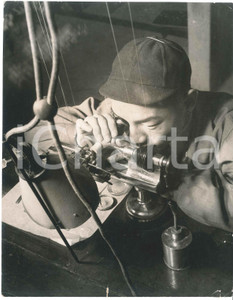 1940 ca JAPAN - INDUSTRY - Precision work *Photo 20x25 cm Fotografia originale d'epoca, con timbro al verso. POOR/danneggiato piegature angolari e strappi marginali Formato: 20x25 cm originale e autentica 1
