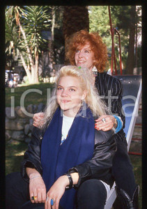 Nikka COSTA Terry RAY mother - SANREMO Festival 1990 *35mm vintage slide (10) Diapositiva d'epoca, in formato 35 mm.Per i diritti rivolgersi a ICharta.E' severamente vietata la riproduzione. Tutti i diritti sono riservati.ICharta mette in vendita, sul negozio eBay e in esclusiva sul sito "icharta" il proprio archivio composto da numerose diapositive e negativi fotografici d'epoca, tutti originali e autentici, che attraversano la storia del costume tra la fine degli anni Sessanta e Novanta.Si tratta di uno sguardo inedito sull'attualità, la politica, la vita quotidiana, il gossip e la cultura, che fotografa il cambiamento della nazione in quest'ultimo scorcio del XX secolo. Un'occasione unica per il mercato del collezionismo, che vede finalmente disponibile un archivio eccezionale per vastità, tematiche e condizioni, in un settore (il negativo fotografico e la diapositiva) di assoluta novità e dalle interessanti prospettive di investimento.  GOOD/buono   originale e autentica 1