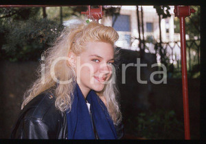 Nikka COSTA - SANREMO Festival 1990 - Garden *35mm vintage slide (7) Diapositiva d'epoca, in formato 35 mm.Per i diritti rivolgersi a ICharta.E' severamente vietata la riproduzione. Tutti i diritti sono riservati.ICharta mette in vendita, sul negozio eBay e in esclusiva sul sito "icharta" il proprio archivio composto da numerose diapositive e negativi fotografici d'epoca, tutti originali e autentici, che attraversano la storia del costume tra la fine degli anni Sessanta e Novanta.Si tratta di uno sguardo inedito sull'attualità, la politica, la vita quotidiana, il gossip e la cultura, che fotografa il cambiamento della nazione in quest'ultimo scorcio del XX secolo. Un'occasione unica per il mercato del collezionismo, che vede finalmente disponibile un archivio eccezionale per vastità, tematiche e condizioni, in un settore (il negativo fotografico e la diapositiva) di assoluta novità e dalle interessanti prospettive di investimento.  GOOD/buono   originale e autentica 1