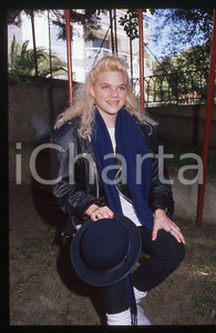 Nikka COSTA - SANREMO Festival 1990 - Garden *35mm vintage slide (12) Diapositiva d'epoca, in formato 35 mm.Per i diritti rivolgersi a ICharta.E' severamente vietata la riproduzione. Tutti i diritti sono riservati.ICharta mette in vendita, sul negozio eBay e in esclusiva sul sito "icharta" il proprio archivio composto da numerose diapositive e negativi fotografici d'epoca, tutti originali e autentici, che attraversano la storia del costume tra la fine degli anni Sessanta e Novanta.Si tratta di uno sguardo inedito sull'attualità, la politica, la vita quotidiana, il gossip e la cultura, che fotografa il cambiamento della nazione in quest'ultimo scorcio del XX secolo. Un'occasione unica per il mercato del collezionismo, che vede finalmente disponibile un archivio eccezionale per vastità, tematiche e condizioni, in un settore (il negativo fotografico e la diapositiva) di assoluta novità e dalle interessanti prospettive di investimento.  GOOD/buono   originale e autentica 1