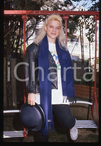 Nikka COSTA - SANREMO Festival 1990 - Garden *35mm vintage slide (15) Diapositiva d'epoca, in formato 35 mm.Per i diritti rivolgersi a ICharta.E' severamente vietata la riproduzione. Tutti i diritti sono riservati.ICharta mette in vendita, sul negozio eBay e in esclusiva sul sito "icharta" il proprio archivio composto da numerose diapositive e negativi fotografici d'epoca, tutti originali e autentici, che attraversano la storia del costume tra la fine degli anni Sessanta e Novanta.Si tratta di uno sguardo inedito sull'attualità, la politica, la vita quotidiana, il gossip e la cultura, che fotografa il cambiamento della nazione in quest'ultimo scorcio del XX secolo. Un'occasione unica per il mercato del collezionismo, che vede finalmente disponibile un archivio eccezionale per vastità, tematiche e condizioni, in un settore (il negativo fotografico e la diapositiva) di assoluta novità e dalle interessanti prospettive di investimento.  GOOD/buono   originale e autentica 1