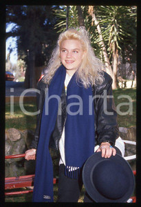 Nikka COSTA - SANREMO Festival 1990 - Garden *35mm vintage slide (16) Diapositiva d'epoca, in formato 35 mm.Per i diritti rivolgersi a ICharta.E' severamente vietata la riproduzione. Tutti i diritti sono riservati.ICharta mette in vendita, sul negozio eBay e in esclusiva sul sito "icharta" il proprio archivio composto da numerose diapositive e negativi fotografici d'epoca, tutti originali e autentici, che attraversano la storia del costume tra la fine degli anni Sessanta e Novanta.Si tratta di uno sguardo inedito sull'attualità, la politica, la vita quotidiana, il gossip e la cultura, che fotografa il cambiamento della nazione in quest'ultimo scorcio del XX secolo. Un'occasione unica per il mercato del collezionismo, che vede finalmente disponibile un archivio eccezionale per vastità, tematiche e condizioni, in un settore (il negativo fotografico e la diapositiva) di assoluta novità e dalle interessanti prospettive di investimento.  GOOD/buono   originale e autentica 1