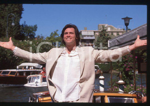 Jim CARREY - Festival del Cinema VENEZIA 1998 - Arrivo *35mm vintage slide (4) Diapositiva d'epoca, in formato 35 mm.Per i diritti rivolgersi a ICharta.E' severamente vietata la riproduzione. Tutti i diritti sono riservati.ICharta mette in vendita, sul negozio eBay e in esclusiva sul sito "icharta" il proprio archivio composto da numerose diapositive e negativi fotografici d'epoca, tutti originali e autentici, che attraversano la storia del costume tra la fine degli anni Sessanta e Novanta.Si tratta di uno sguardo inedito sull'attualità, la politica, la vita quotidiana, il gossip e la cultura, che fotografa il cambiamento della nazione in quest'ultimo scorcio del XX secolo. Un'occasione unica per il mercato del collezionismo, che vede finalmente disponibile un archivio eccezionale per vastità, tematiche e condizioni, in un settore (il negativo fotografico e la diapositiva) di assoluta novità e dalle interessanti prospettive di investimento.  GOOD/buono   originale e autentica 1