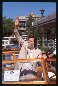 Jim CARREY - Festival del Cinema VENEZIA 1998 - Arrivo *35mm vintage slide (12) Diapositiva d'epoca, in formato 35 mm.Per i diritti rivolgersi a ICharta.E' severamente vietata la riproduzione. Tutti i diritti sono riservati.ICharta mette in vendita, sul negozio eBay e in esclusiva sul sito "icharta" il proprio archivio composto da numerose diapositive e negativi fotografici d'epoca, tutti originali e autentici, che attraversano la storia del costume tra la fine degli anni Sessanta e Novanta.Si tratta di uno sguardo inedito sull'attualità, la politica, la vita quotidiana, il gossip e la cultura, che fotografa il cambiamento della nazione in quest'ultimo scorcio del XX secolo. Un'occasione unica per il mercato del collezionismo, che vede finalmente disponibile un archivio eccezionale per vastità, tematiche e condizioni, in un settore (il negativo fotografico e la diapositiva) di assoluta novità e dalle interessanti prospettive di investimento.  GOOD/buono   originale e autentica 1