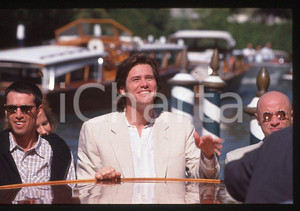 Jim CARREY - Festival del Cinema VENEZIA 1998 - Arrivo *35mm vintage slide (31) Diapositiva d'epoca, in formato 35 mm.Per i diritti rivolgersi a ICharta.E' severamente vietata la riproduzione. Tutti i diritti sono riservati.ICharta mette in vendita, sul negozio eBay e in esclusiva sul sito "icharta" il proprio archivio composto da numerose diapositive e negativi fotografici d'epoca, tutti originali e autentici, che attraversano la storia del costume tra la fine degli anni Sessanta e Novanta.Si tratta di uno sguardo inedito sull'attualità, la politica, la vita quotidiana, il gossip e la cultura, che fotografa il cambiamento della nazione in quest'ultimo scorcio del XX secolo. Un'occasione unica per il mercato del collezionismo, che vede finalmente disponibile un archivio eccezionale per vastità, tematiche e condizioni, in un settore (il negativo fotografico e la diapositiva) di assoluta novità e dalle interessanti prospettive di investimento.  GOOD/buono   originale e autentica 1