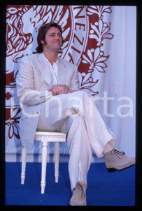 Jim CARREY "The Truman Show" - Mostra CINEMA VENEZIA 1998 *35mm vintage slide 4 Diapositiva originale, in formato 35 mm.Si tratta della presentazione del film "The Truman Show" alla Mostra del Cinema di Venezia.Per i diritti rivolgersi a ICharta.E' severamente vietata la riproduzione. Tutti i diritti sono riservati.ICharta mette in vendita, sul negozio eBay e in esclusiva sul sito "icharta" il proprio archivio composto da numerose diapositive e negativi fotografici d'epoca, tutti originali e autentici, che attraversano la storia del costume tra la fine degli anni Sessanta e Novanta.Si tratta di uno sguardo inedito sull'attualità, la politica, la vita quotidiana, il gossip e la cultura, che fotografa il cambiamento della nazione in quest'ultimo scorcio del XX secolo. Un'occasione unica per il mercato del collezionismo, che vede finalmente disponibile un archivio eccezionale per vastità, tematiche e condizioni, in un settore (il negativo fotografico e la diapositiva) di assoluta novità e dalle interessanti prospettive di investimento.  GOOD/buono   originale e autentica 1
