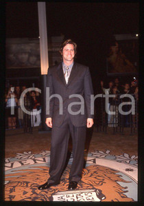 Jim CARREY "The Truman Show" - Mostra CINEMA VENEZIA 1998 *35mm vintage slide 29 Diapositiva originale, in formato 35 mm.Si tratta della presentazione del film "The Truman Show" alla Mostra del Cinema di Venezia.Per i diritti rivolgersi a ICharta.E' severamente vietata la riproduzione. Tutti i diritti sono riservati.ICharta mette in vendita, sul negozio eBay e in esclusiva sul sito "icharta" il proprio archivio composto da numerose diapositive e negativi fotografici d'epoca, tutti originali e autentici, che attraversano la storia del costume tra la fine degli anni Sessanta e Novanta.Si tratta di uno sguardo inedito sull'attualità, la politica, la vita quotidiana, il gossip e la cultura, che fotografa il cambiamento della nazione in quest'ultimo scorcio del XX secolo. Un'occasione unica per il mercato del collezionismo, che vede finalmente disponibile un archivio eccezionale per vastità, tematiche e condizioni, in un settore (il negativo fotografico e la diapositiva) di assoluta novità e dalle interessanti prospettive di investimento.  GOOD/buono   originale e autentica 1
