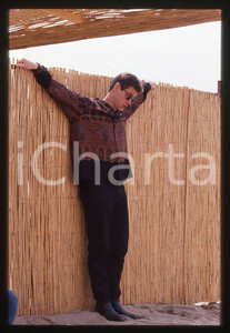 Jim CARREY - Mostra CINEMA VENEZIA 1998 - Lido *35mm vintage slide (4) Diapositiva originale, in formato 35 mm.Si tratta della presentazione del film "The Truman Show" alla Mostra del Cinema di Venezia.Per i diritti rivolgersi a ICharta.E' severamente vietata la riproduzione. Tutti i diritti sono riservati.ICharta mette in vendita, sul negozio eBay e in esclusiva sul sito "icharta" il proprio archivio composto da numerose diapositive e negativi fotografici d'epoca, tutti originali e autentici, che attraversano la storia del costume tra la fine degli anni Sessanta e Novanta.Si tratta di uno sguardo inedito sull'attualità, la politica, la vita quotidiana, il gossip e la cultura, che fotografa il cambiamento della nazione in quest'ultimo scorcio del XX secolo. Un'occasione unica per il mercato del collezionismo, che vede finalmente disponibile un archivio eccezionale per vastità, tematiche e condizioni, in un settore (il negativo fotografico e la diapositiva) di assoluta novità e dalle interessanti prospettive di investimento.  GOOD/buono   originale e autentica 1