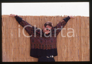 Jim CARREY - Mostra CINEMA VENEZIA 1998 - Lido *35mm vintage slide (6) Diapositiva originale, in formato 35 mm.Si tratta della presentazione del film "The Truman Show" alla Mostra del Cinema di Venezia.Per i diritti rivolgersi a ICharta.E' severamente vietata la riproduzione. Tutti i diritti sono riservati.ICharta mette in vendita, sul negozio eBay e in esclusiva sul sito "icharta" il proprio archivio composto da numerose diapositive e negativi fotografici d'epoca, tutti originali e autentici, che attraversano la storia del costume tra la fine degli anni Sessanta e Novanta.Si tratta di uno sguardo inedito sull'attualità, la politica, la vita quotidiana, il gossip e la cultura, che fotografa il cambiamento della nazione in quest'ultimo scorcio del XX secolo. Un'occasione unica per il mercato del collezionismo, che vede finalmente disponibile un archivio eccezionale per vastità, tematiche e condizioni, in un settore (il negativo fotografico e la diapositiva) di assoluta novità e dalle interessanti prospettive di investimento.  GOOD/buono   originale e autentica 1
