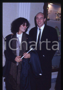 Mia MARTINI Marcello ZELONI - COSTUME ITALIA 1990 *35mm vintage slide (11) Diapositiva originale, in formato 35 mm.L'evento è la presentazione del libro "Un saluto, un addio" .Per i diritti rivolgersi a ICharta.E' severamente vietata la riproduzione. Tutti i diritti sono riservati.ICharta mette in vendita, sul negozio eBay e in esclusiva sul sito "icharta" il proprio archivio composto da numerose diapositive e negativi fotografici d'epoca, tutti originali e autentici, che attraversano la storia del costume tra la fine degli anni Sessanta e Novanta.Si tratta di uno sguardo inedito sull'attualità, la politica, la vita quotidiana, il gossip e la cultura, che fotografa il cambiamento della nazione in quest'ultimo scorcio del XX secolo. Un'occasione unica per il mercato del collezionismo, che vede finalmente disponibile un archivio eccezionale per vastità, tematiche e condizioni, in un settore (il negativo fotografico e la diapositiva) di assoluta novità e dalle interessanti prospettive di investimento.  GOOD/buono   originale e autentica 1