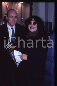 Mia MARTINI Marcello ZELONI - COSTUME ITALIA 1990 *35mm vintage slide (10) Diapositiva originale, in formato 35 mm.L'evento è la presentazione del libro "Un saluto, un addio" .Per i diritti rivolgersi a ICharta.E' severamente vietata la riproduzione. Tutti i diritti sono riservati.ICharta mette in vendita, sul negozio eBay e in esclusiva sul sito "icharta" il proprio archivio composto da numerose diapositive e negativi fotografici d'epoca, tutti originali e autentici, che attraversano la storia del costume tra la fine degli anni Sessanta e Novanta.Si tratta di uno sguardo inedito sull'attualità, la politica, la vita quotidiana, il gossip e la cultura, che fotografa il cambiamento della nazione in quest'ultimo scorcio del XX secolo. Un'occasione unica per il mercato del collezionismo, che vede finalmente disponibile un archivio eccezionale per vastità, tematiche e condizioni, in un settore (il negativo fotografico e la diapositiva) di assoluta novità e dalle interessanti prospettive di investimento.  GOOD/buono   originale e autentica 1