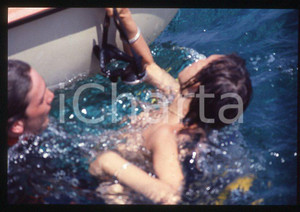 Fotografia d epoca originale 35mm vintage slide 1985 ca COSTUME Rosa FUMETTO nuda con un sub 1 1