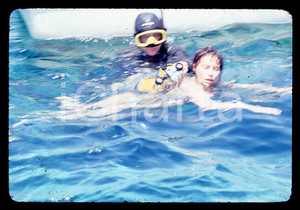 Fotografia d epoca originale 35mm vintage slide 1985 ca COSTUME Rosa FUMETTO nuda con un sub 4 1