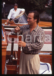 Jim BELUSHI - Mostra del Cinema VENEZIA 1982 - Arrivo  *35mm vintage slide 5 Diapositiva originale, in formato 35 mm.Per i diritti rivolgersi a ICharta.E' severamente vietata la riproduzione. Tutti i diritti sono riservati.ICharta mette in vendita, sul negozio eBay e in esclusiva sul sito "icharta" il proprio archivio composto da numerose diapositive e negativi fotografici d'epoca, tutti originali e autentici, che attraversano la storia del costume tra la fine degli anni Sessanta e Novanta.Si tratta di uno sguardo inedito sull'attualità, la politica, la vita quotidiana, il gossip e la cultura, che fotografa il cambiamento della nazione in quest'ultimo scorcio del XX secolo. Un'occasione unica per il mercato del collezionismo, che vede finalmente disponibile un archivio eccezionale per vastità, tematiche e condizioni, in un settore (il negativo fotografico e la diapositiva) di assoluta novità e dalle interessanti prospettive di investimento.  GOOD/buono   originale e autentica 1