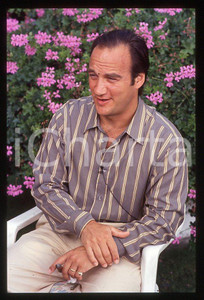 Jim BELUSHI - Mostra del Cinema VENEZIA 1982 - Giardino *35mm vintage slide 1 Diapositiva originale, in formato 35 mm.Per i diritti rivolgersi a ICharta.E' severamente vietata la riproduzione. Tutti i diritti sono riservati.ICharta mette in vendita, sul negozio eBay e in esclusiva sul sito "icharta" il proprio archivio composto da numerose diapositive e negativi fotografici d'epoca, tutti originali e autentici, che attraversano la storia del costume tra la fine degli anni Sessanta e Novanta.Si tratta di uno sguardo inedito sull'attualità, la politica, la vita quotidiana, il gossip e la cultura, che fotografa il cambiamento della nazione in quest'ultimo scorcio del XX secolo. Un'occasione unica per il mercato del collezionismo, che vede finalmente disponibile un archivio eccezionale per vastità, tematiche e condizioni, in un settore (il negativo fotografico e la diapositiva) di assoluta novità e dalle interessanti prospettive di investimento.  GOOD/buono   originale e autentica 1