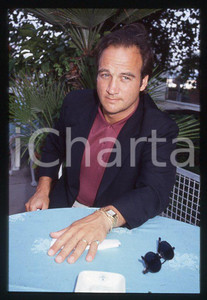 Jim BELUSHI - Mostra del Cinema VENEZIA 1982 - Ritratto *35mm vintage slide 1 Diapositiva originale, in formato 35 mm.Per i diritti rivolgersi a ICharta.E' severamente vietata la riproduzione. Tutti i diritti sono riservati.ICharta mette in vendita, sul negozio eBay e in esclusiva sul sito "icharta" il proprio archivio composto da numerose diapositive e negativi fotografici d'epoca, tutti originali e autentici, che attraversano la storia del costume tra la fine degli anni Sessanta e Novanta.Si tratta di uno sguardo inedito sull'attualità, la politica, la vita quotidiana, il gossip e la cultura, che fotografa il cambiamento della nazione in quest'ultimo scorcio del XX secolo. Un'occasione unica per il mercato del collezionismo, che vede finalmente disponibile un archivio eccezionale per vastità, tematiche e condizioni, in un settore (il negativo fotografico e la diapositiva) di assoluta novità e dalle interessanti prospettive di investimento.  GOOD/buono   originale e autentica 1