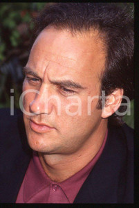 Jim BELUSHI - Mostra del Cinema VENEZIA 1982 - Ritratto *35mm vintage slide 10 Diapositiva originale, in formato 35 mm.Per i diritti rivolgersi a ICharta.E' severamente vietata la riproduzione. Tutti i diritti sono riservati.ICharta mette in vendita, sul negozio eBay e in esclusiva sul sito "icharta" il proprio archivio composto da numerose diapositive e negativi fotografici d'epoca, tutti originali e autentici, che attraversano la storia del costume tra la fine degli anni Sessanta e Novanta.Si tratta di uno sguardo inedito sull'attualità, la politica, la vita quotidiana, il gossip e la cultura, che fotografa il cambiamento della nazione in quest'ultimo scorcio del XX secolo. Un'occasione unica per il mercato del collezionismo, che vede finalmente disponibile un archivio eccezionale per vastità, tematiche e condizioni, in un settore (il negativo fotografico e la diapositiva) di assoluta novità e dalle interessanti prospettive di investimento.  GOOD/buono   originale e autentica 1