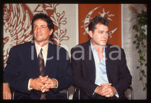 Sylvester STALLONE e Ray LIOTTA MOSTRA CINEMA VENEZIA 1997 35 mm vintage slide Diapositiva d'epoca, in formato 35 mm.CONDIZIONI: GOODE' severamente vietata la riproduzione. Tutti i diritti sono riservati.Nella diapositiva ICharta mette in vendita, sul negozio eBay e in esclusiva sul sito "icharta" il proprio archivio composto da numerose diapositive e negativi fotografici d'epoca, tutti originali e autentici, che attraversano la storia del costume italiano tra gli la fine degli anni Sessanta e Novanta.Si tratta di uno sguardo inedito sull'attualit&agrave;, la politica, la vita quotidiana, il gossip e la cultura, che fotografa il cambiamento della nazione in quest'ultimo scorcio del XX secolo. Un'occasione unica per il mercato del collezionismo, che vede finalmente disponibile un archivio eccezionale per vastit&agrave;, tematiche e condizioni, in un settore (il negativo fotografico e la diapositiva) di assoluta novit&agrave; e dalle interessanti prospettive di investimento.  GOOD/buono   originale e autentica 1