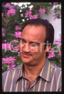 Jim BELUSHI - Mostra del Cinema VENEZIA 1982 - Giardino *35mm vintage slide 15 Diapositiva originale, in formato 35 mm.Per i diritti rivolgersi a ICharta.E' severamente vietata la riproduzione. Tutti i diritti sono riservati.ICharta mette in vendita, sul negozio eBay e in esclusiva sul sito "icharta" il proprio archivio composto da numerose diapositive e negativi fotografici d'epoca, tutti originali e autentici, che attraversano la storia del costume tra la fine degli anni Sessanta e Novanta.Si tratta di uno sguardo inedito sull'attualità, la politica, la vita quotidiana, il gossip e la cultura, che fotografa il cambiamento della nazione in quest'ultimo scorcio del XX secolo. Un'occasione unica per il mercato del collezionismo, che vede finalmente disponibile un archivio eccezionale per vastità, tematiche e condizioni, in un settore (il negativo fotografico e la diapositiva) di assoluta novità e dalle interessanti prospettive di investimento.  GOOD/buono   originale e autentica 1