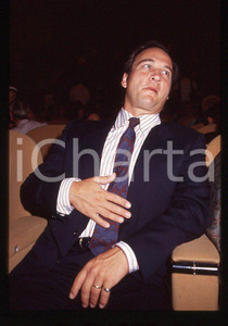Jim BELUSHI - Mostra del Cinema VENEZIA 1990 ca *35mm vintage slide 1 Diapositiva originale, in formato 35 mm.Per i diritti rivolgersi a ICharta.E' severamente vietata la riproduzione. Tutti i diritti sono riservati.ICharta mette in vendita, sul negozio eBay e in esclusiva sul sito "icharta" il proprio archivio composto da numerose diapositive e negativi fotografici d'epoca, tutti originali e autentici, che attraversano la storia del costume tra la fine degli anni Sessanta e Novanta.Si tratta di uno sguardo inedito sull'attualità, la politica, la vita quotidiana, il gossip e la cultura, che fotografa il cambiamento della nazione in quest'ultimo scorcio del XX secolo. Un'occasione unica per il mercato del collezionismo, che vede finalmente disponibile un archivio eccezionale per vastità, tematiche e condizioni, in un settore (il negativo fotografico e la diapositiva) di assoluta novità e dalle interessanti prospettive di investimento.  GOOD/buono   originale e autentica 1