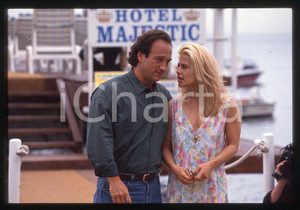 Jim BELUSHI Linda HAMILTON - Festival di CANNES 1994 *35mm vintage slide 9 Diapositiva originale, in formato 35 mm.Per i diritti rivolgersi a ICharta.E' severamente vietata la riproduzione. Tutti i diritti sono riservati.ICharta mette in vendita, sul negozio eBay e in esclusiva sul sito "icharta" il proprio archivio composto da numerose diapositive e negativi fotografici d'epoca, tutti originali e autentici, che attraversano la storia del costume tra la fine degli anni Sessanta e Novanta.Si tratta di uno sguardo inedito sull'attualità, la politica, la vita quotidiana, il gossip e la cultura, che fotografa il cambiamento della nazione in quest'ultimo scorcio del XX secolo. Un'occasione unica per il mercato del collezionismo, che vede finalmente disponibile un archivio eccezionale per vastità, tematiche e condizioni, in un settore (il negativo fotografico e la diapositiva) di assoluta novità e dalle interessanti prospettive di investimento.  GOOD/buono   originale e autentica 1