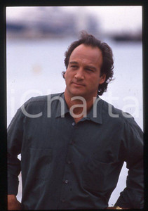 Jim BELUSHI - Festival di CANNES 1994 - Croisette *35mm vintage slide 1 Diapositiva originale, in formato 35 mm.Per i diritti rivolgersi a ICharta.E' severamente vietata la riproduzione. Tutti i diritti sono riservati.ICharta mette in vendita, sul negozio eBay e in esclusiva sul sito "icharta" il proprio archivio composto da numerose diapositive e negativi fotografici d'epoca, tutti originali e autentici, che attraversano la storia del costume tra la fine degli anni Sessanta e Novanta.Si tratta di uno sguardo inedito sull'attualità, la politica, la vita quotidiana, il gossip e la cultura, che fotografa il cambiamento della nazione in quest'ultimo scorcio del XX secolo. Un'occasione unica per il mercato del collezionismo, che vede finalmente disponibile un archivio eccezionale per vastità, tematiche e condizioni, in un settore (il negativo fotografico e la diapositiva) di assoluta novità e dalle interessanti prospettive di investimento.  GOOD/buono   originale e autentica 1