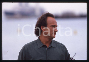 Jim BELUSHI - Festival di CANNES 1994 - Croisette *35mm vintage slide 7 Diapositiva originale, in formato 35 mm.Per i diritti rivolgersi a ICharta.E' severamente vietata la riproduzione. Tutti i diritti sono riservati.ICharta mette in vendita, sul negozio eBay e in esclusiva sul sito "icharta" il proprio archivio composto da numerose diapositive e negativi fotografici d'epoca, tutti originali e autentici, che attraversano la storia del costume tra la fine degli anni Sessanta e Novanta.Si tratta di uno sguardo inedito sull'attualità, la politica, la vita quotidiana, il gossip e la cultura, che fotografa il cambiamento della nazione in quest'ultimo scorcio del XX secolo. Un'occasione unica per il mercato del collezionismo, che vede finalmente disponibile un archivio eccezionale per vastità, tematiche e condizioni, in un settore (il negativo fotografico e la diapositiva) di assoluta novità e dalle interessanti prospettive di investimento.  GOOD/buono   originale e autentica 1