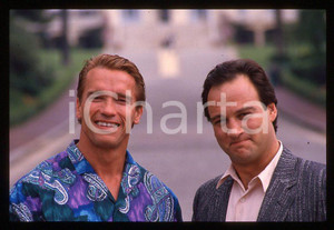 Arnold SCHWARZENEGGER Jim BELUSHI - CANNES Festival 1988 *35mm vintage slide 4 Diapositiva originale, in formato 35 mm.Per i diritti rivolgersi a ICharta.E' severamente vietata la riproduzione. Tutti i diritti sono riservati.ICharta mette in vendita, sul negozio eBay e in esclusiva sul sito "icharta" il proprio archivio composto da numerose diapositive e negativi fotografici d'epoca, tutti originali e autentici, che attraversano la storia del costume tra la fine degli anni Sessanta e Novanta.Si tratta di uno sguardo inedito sull'attualità, la politica, la vita quotidiana, il gossip e la cultura, che fotografa il cambiamento della nazione in quest'ultimo scorcio del XX secolo. Un'occasione unica per il mercato del collezionismo, che vede finalmente disponibile un archivio eccezionale per vastità, tematiche e condizioni, in un settore (il negativo fotografico e la diapositiva) di assoluta novità e dalle interessanti prospettive di investimento.  GOOD/buono   originale e autentica 1