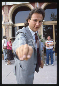 Jim BELUSHI - Lido di VENEZIA Mostra del Cinema 1986 *35mm vintage slide 4 Diapositiva originale, in formato 35 mm.Per i diritti rivolgersi a ICharta.E' severamente vietata la riproduzione. Tutti i diritti sono riservati.ICharta mette in vendita, sul negozio eBay e in esclusiva sul sito "icharta" il proprio archivio composto da numerose diapositive e negativi fotografici d'epoca, tutti originali e autentici, che attraversano la storia del costume tra la fine degli anni Sessanta e Novanta.Si tratta di uno sguardo inedito sull'attualità, la politica, la vita quotidiana, il gossip e la cultura, che fotografa il cambiamento della nazione in quest'ultimo scorcio del XX secolo. Un'occasione unica per il mercato del collezionismo, che vede finalmente disponibile un archivio eccezionale per vastità, tematiche e condizioni, in un settore (il negativo fotografico e la diapositiva) di assoluta novità e dalle interessanti prospettive di investimento.  GOOD/buono   originale e autentica 1