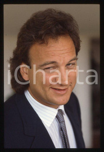 Jim BELUSHI - VENEZIA Mostra del Cinema 1986 *35mm vintage slide 4 Diapositiva originale, in formato 35 mm.Per i diritti rivolgersi a ICharta.E' severamente vietata la riproduzione. Tutti i diritti sono riservati.ICharta mette in vendita, sul negozio eBay e in esclusiva sul sito "icharta" il proprio archivio composto da numerose diapositive e negativi fotografici d'epoca, tutti originali e autentici, che attraversano la storia del costume tra la fine degli anni Sessanta e Novanta.Si tratta di uno sguardo inedito sull'attualità, la politica, la vita quotidiana, il gossip e la cultura, che fotografa il cambiamento della nazione in quest'ultimo scorcio del XX secolo. Un'occasione unica per il mercato del collezionismo, che vede finalmente disponibile un archivio eccezionale per vastità, tematiche e condizioni, in un settore (il negativo fotografico e la diapositiva) di assoluta novità e dalle interessanti prospettive di investimento.  GOOD/buono   originale e autentica 1
