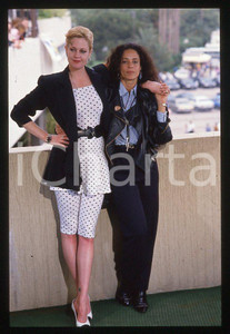 Melanie GRIFFITH Sonia BRAGA - CANNES Festival 1988 *35mm vintage slide 4 Diapositiva originale, in formato 35 mm.Per i diritti rivolgersi a ICharta.E' severamente vietata la riproduzione. Tutti i diritti sono riservati.ICharta mette in vendita, sul negozio eBay e in esclusiva sul sito "icharta" il proprio archivio composto da numerose diapositive e negativi fotografici d'epoca, tutti originali e autentici, che attraversano la storia del costume tra la fine degli anni Sessanta e Novanta.Si tratta di uno sguardo inedito sull'attualità, la politica, la vita quotidiana, il gossip e la cultura, che fotografa il cambiamento della nazione in quest'ultimo scorcio del XX secolo. Un'occasione unica per il mercato del collezionismo, che vede finalmente disponibile un archivio eccezionale per vastità, tematiche e condizioni, in un settore (il negativo fotografico e la diapositiva) di assoluta novità e dalle interessanti prospettive di investimento.  GOOD/buono   originale e autentica 1