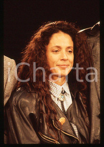 Sonia BRAGA - Festival di CANNES 1988 - Ritratto *35mm vintage slide 5 Diapositiva originale, in formato 35 mm.Per i diritti rivolgersi a ICharta.E' severamente vietata la riproduzione. Tutti i diritti sono riservati.ICharta mette in vendita, sul negozio eBay e in esclusiva sul sito "icharta" il proprio archivio composto da numerose diapositive e negativi fotografici d'epoca, tutti originali e autentici, che attraversano la storia del costume tra la fine degli anni Sessanta e Novanta.Si tratta di uno sguardo inedito sull'attualità, la politica, la vita quotidiana, il gossip e la cultura, che fotografa il cambiamento della nazione in quest'ultimo scorcio del XX secolo. Un'occasione unica per il mercato del collezionismo, che vede finalmente disponibile un archivio eccezionale per vastità, tematiche e condizioni, in un settore (il negativo fotografico e la diapositiva) di assoluta novità e dalle interessanti prospettive di investimento.  GOOD/buono   originale e autentica 1
