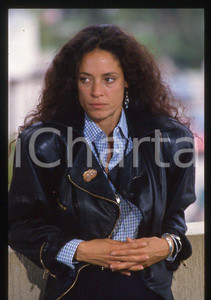 Sonia BRAGA - Festival di CANNES 1988 - Ritratto *35mm vintage slide 10 Diapositiva originale, in formato 35 mm.Per i diritti rivolgersi a ICharta.E' severamente vietata la riproduzione. Tutti i diritti sono riservati.ICharta mette in vendita, sul negozio eBay e in esclusiva sul sito "icharta" il proprio archivio composto da numerose diapositive e negativi fotografici d'epoca, tutti originali e autentici, che attraversano la storia del costume tra la fine degli anni Sessanta e Novanta.Si tratta di uno sguardo inedito sull'attualità, la politica, la vita quotidiana, il gossip e la cultura, che fotografa il cambiamento della nazione in quest'ultimo scorcio del XX secolo. Un'occasione unica per il mercato del collezionismo, che vede finalmente disponibile un archivio eccezionale per vastità, tematiche e condizioni, in un settore (il negativo fotografico e la diapositiva) di assoluta novità e dalle interessanti prospettive di investimento.  GOOD/buono   originale e autentica 1