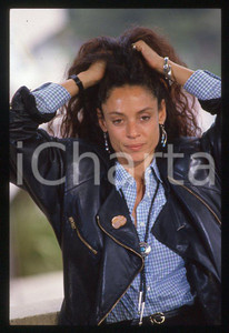 Sonia BRAGA - Festival di CANNES 1988 - Ritratto *35mm vintage slide 14 Diapositiva originale, in formato 35 mm.Per i diritti rivolgersi a ICharta.E' severamente vietata la riproduzione. Tutti i diritti sono riservati.ICharta mette in vendita, sul negozio eBay e in esclusiva sul sito "icharta" il proprio archivio composto da numerose diapositive e negativi fotografici d'epoca, tutti originali e autentici, che attraversano la storia del costume tra la fine degli anni Sessanta e Novanta.Si tratta di uno sguardo inedito sull'attualità, la politica, la vita quotidiana, il gossip e la cultura, che fotografa il cambiamento della nazione in quest'ultimo scorcio del XX secolo. Un'occasione unica per il mercato del collezionismo, che vede finalmente disponibile un archivio eccezionale per vastità, tematiche e condizioni, in un settore (il negativo fotografico e la diapositiva) di assoluta novità e dalle interessanti prospettive di investimento.  GOOD/buono   originale e autentica 1