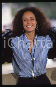 Sonia BRAGA - Festival di CANNES 1988 - Ritratto *35mm vintage slide 23 Diapositiva originale, in formato 35 mm.Per i diritti rivolgersi a ICharta.E' severamente vietata la riproduzione. Tutti i diritti sono riservati.ICharta mette in vendita, sul negozio eBay e in esclusiva sul sito "icharta" il proprio archivio composto da numerose diapositive e negativi fotografici d'epoca, tutti originali e autentici, che attraversano la storia del costume tra la fine degli anni Sessanta e Novanta.Si tratta di uno sguardo inedito sull'attualità, la politica, la vita quotidiana, il gossip e la cultura, che fotografa il cambiamento della nazione in quest'ultimo scorcio del XX secolo. Un'occasione unica per il mercato del collezionismo, che vede finalmente disponibile un archivio eccezionale per vastità, tematiche e condizioni, in un settore (il negativo fotografico e la diapositiva) di assoluta novità e dalle interessanti prospettive di investimento.  GOOD/buono   originale e autentica 1