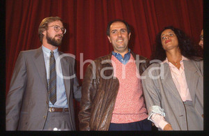 William HURT Sonia BRAGA Hector BABENCO - CANNES 1985 *35mm vintage slide 1 Diapositiva originale, in formato 35 mm.Per i diritti rivolgersi a ICharta.E' severamente vietata la riproduzione. Tutti i diritti sono riservati.ICharta mette in vendita, sul negozio eBay e in esclusiva sul sito "icharta" il proprio archivio composto da numerose diapositive e negativi fotografici d'epoca, tutti originali e autentici, che attraversano la storia del costume tra la fine degli anni Sessanta e Novanta.Si tratta di uno sguardo inedito sull'attualità, la politica, la vita quotidiana, il gossip e la cultura, che fotografa il cambiamento della nazione in quest'ultimo scorcio del XX secolo. Un'occasione unica per il mercato del collezionismo, che vede finalmente disponibile un archivio eccezionale per vastità, tematiche e condizioni, in un settore (il negativo fotografico e la diapositiva) di assoluta novità e dalle interessanti prospettive di investimento.  GOOD/buono   originale e autentica 1